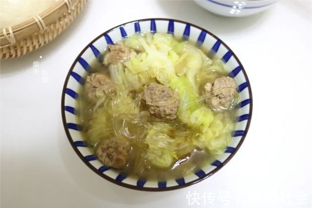 冬瓜|白菜和冬瓜一锅煮，搭配自制肉丸太好吃，每人一碗，连汤也不剩