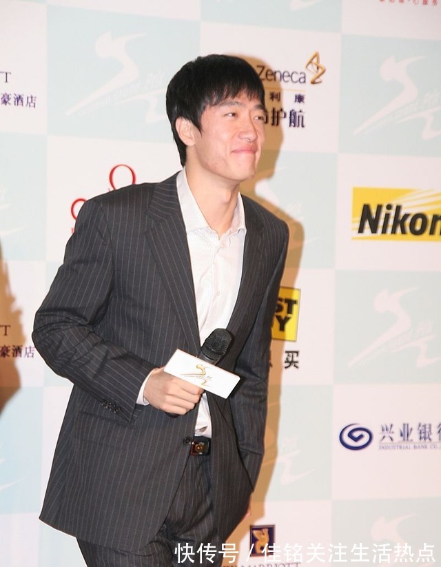 衬衫|刘翔退役后也不忘保持身材，穿上西装看着真挺拔，挺让人羡慕的！
