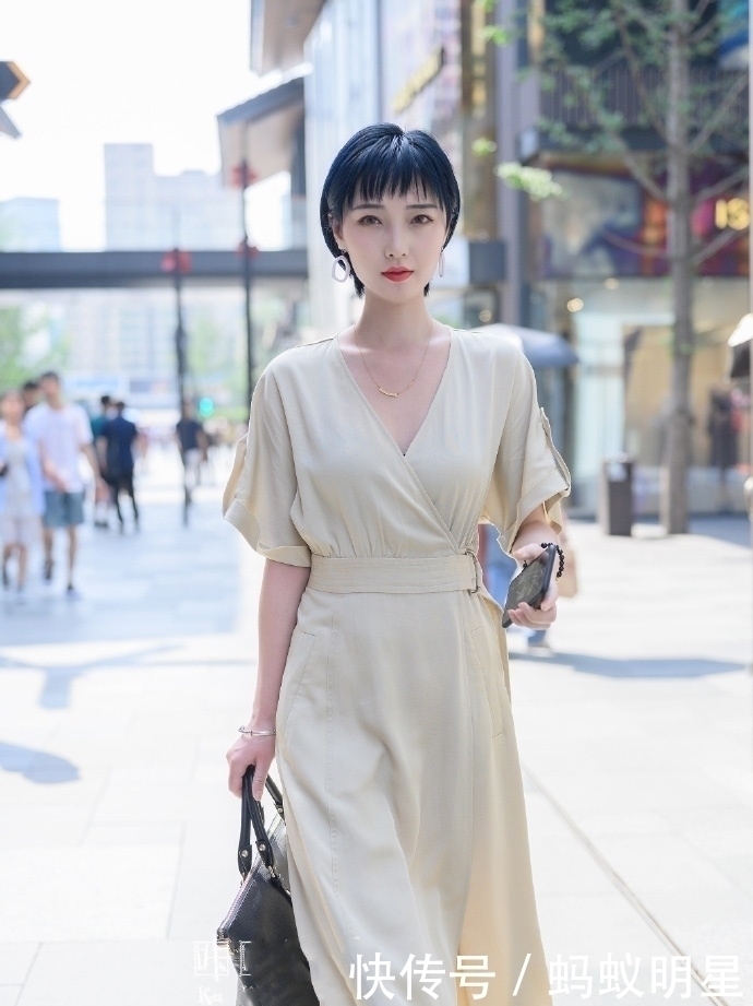 街拍|美女的眼妆很明显,和栗子色的卷发搭配起来很耐看