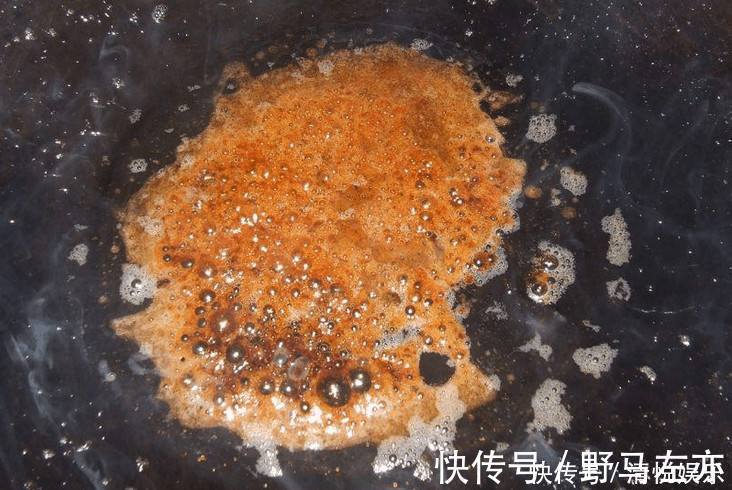 炒糖色,直接放冰糖大错特错,多加这一步,糖色红亮不粘锅