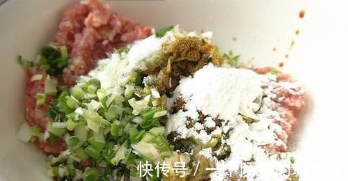 好吃|4个土豆1斤肉,教你最好吃的做法,酸甜开胃香而不腻,太好吃了
