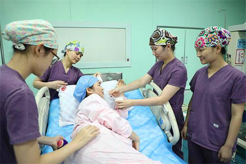 宝宝|生完小孩后,医生如果再次把手伸进产道,可能是在救产妇