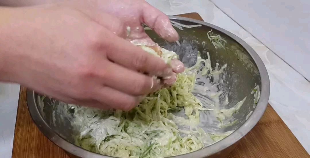 到吃萝卜的时候,我教你怎么做萝卜肉丸它们味道鲜美,但不油炸你吃得越多,它们就越香