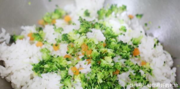 西兰花里|小清新饭团,米饭加西兰花,包沙拉馅,一口一个超满足