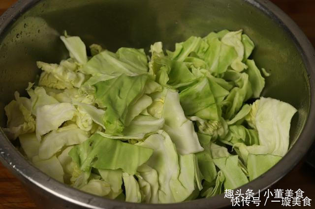 手撕包菜的正确做法，炒之前多加这1步，包菜鲜香脆嫩更入味