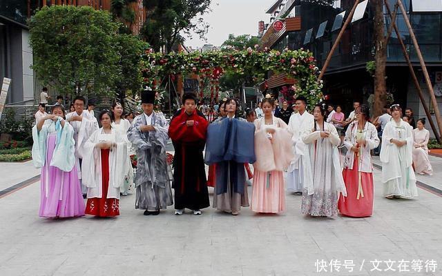 老板$汉服娘到小摊上买东西，老板“衣服很好看，就是长得不好看！”