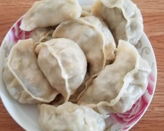 天热包子就得这做法，不发酵不饧面，皮薄馅香，咬一口满嘴流汁