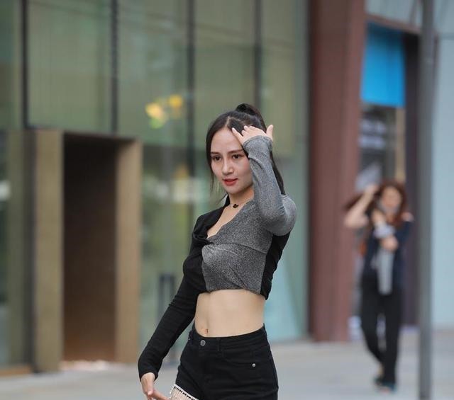 拼接|黑灰拼接长袖雪纺衫,搭配墨染流苏短裤,展现个性和潮流