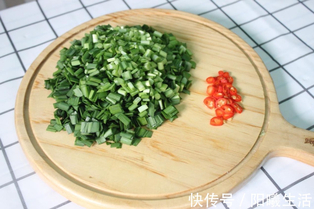 虫眼|韭菜换一种吃法，搭配花生仁，健康美味