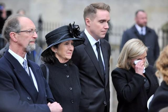 霍金21岁全身瘫痪，在轮椅上坐了半个世纪，3个孩子怎么来的？