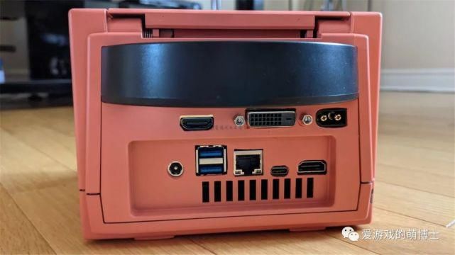 mini|海外高手把整套PC硬件塞进了GameCube中，打造了一台任天堂电脑