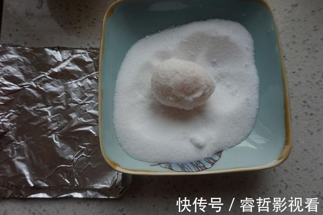 包裹|自制咸鸭蛋想要好吃，偷偷加一点它，蛋黄个个起沙流大油