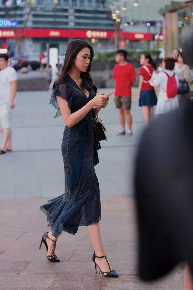 女生穿她高跟鞋在搭配上一条紧身裤,走到哪里都是时尚迷人的焦点