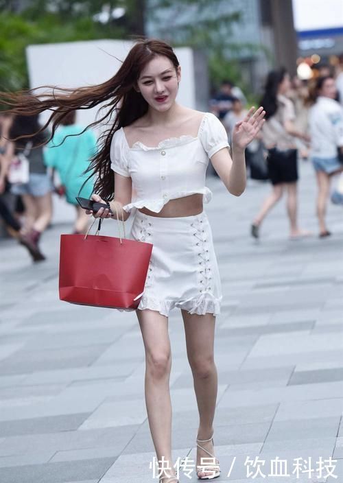 身材苗条的白富美，时尚穿搭白色修身A字裙，尽显美丽又大方