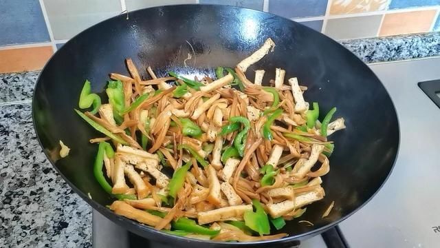 豆腐干的好吃做法，鲜香开胃，下饭太香了，全家老少都爱吃