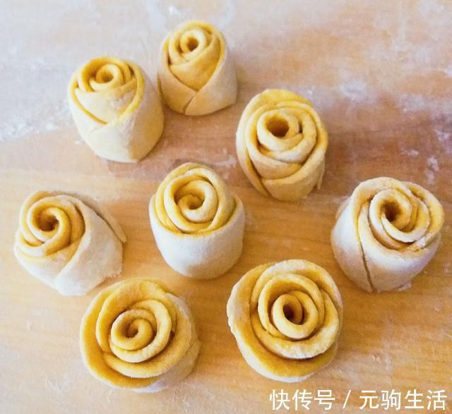 南瓜加面粉，除了发糕还能做成花，好吃又好看，真正的色香味俱全