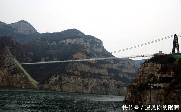 中原地区第一条跨黄河玻璃栈桥在黄河三峡建成