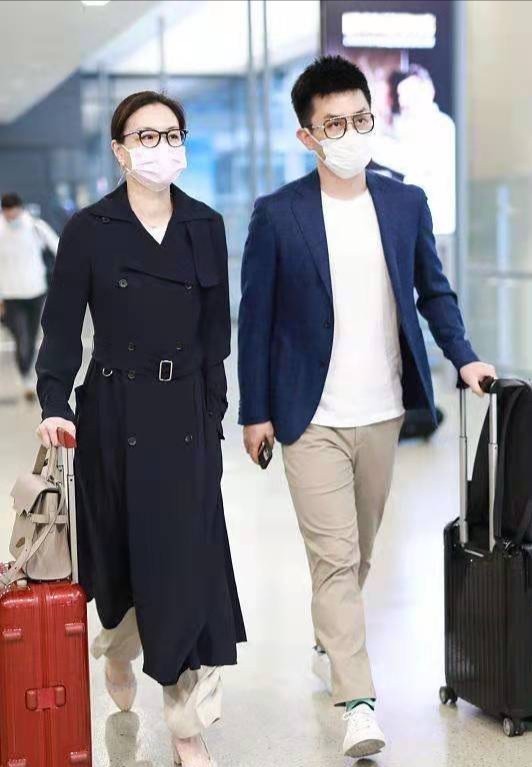 吴敏霞气场太强,罕见穿高跟鞋像女总裁,老公小男生打扮惨变助理