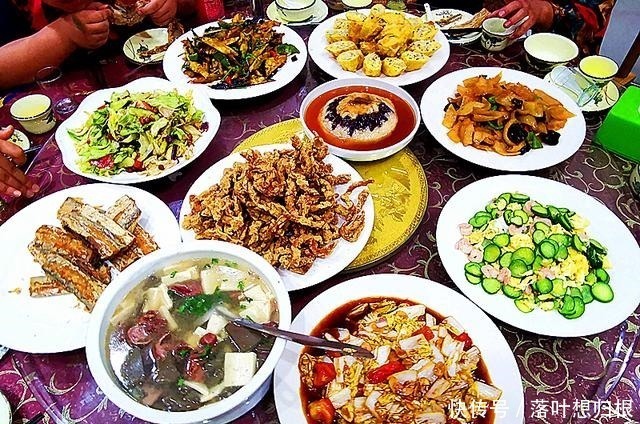 外甥女的生日宴,第9个是家乡特色菜,价格最贵,全家人抢着吃