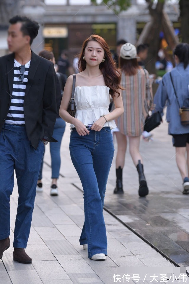 小姐姐|美女街拍:小姐姐一件无袖的露肩短衫,展现出了青春俏美的感觉