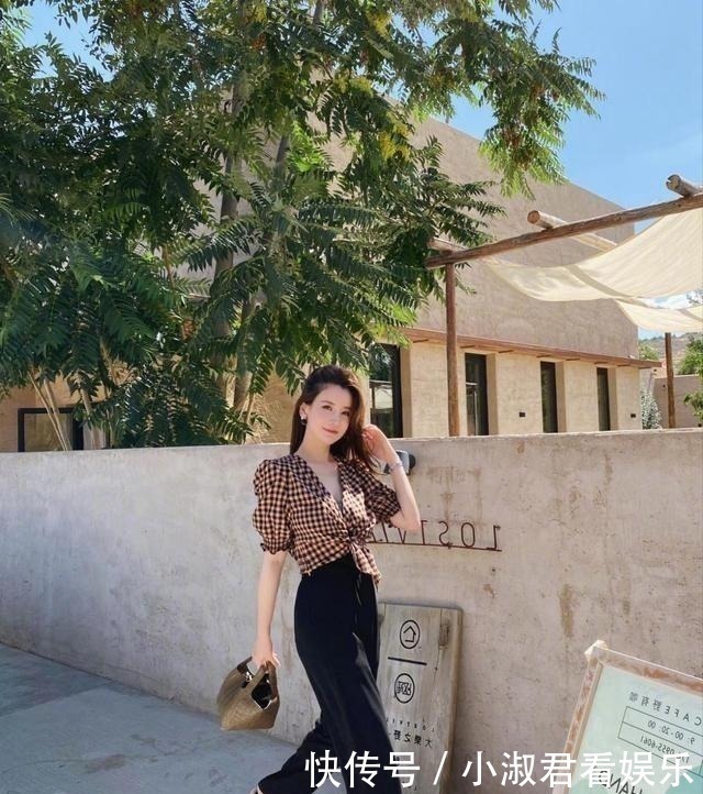 简洁高雅的白色连衣裙,很显美女清新甜美的感觉