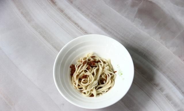 豌豆苗|面条煮一煮,煎一煎,香喷喷,我家孩子很爱吃,一次做一份不够吃