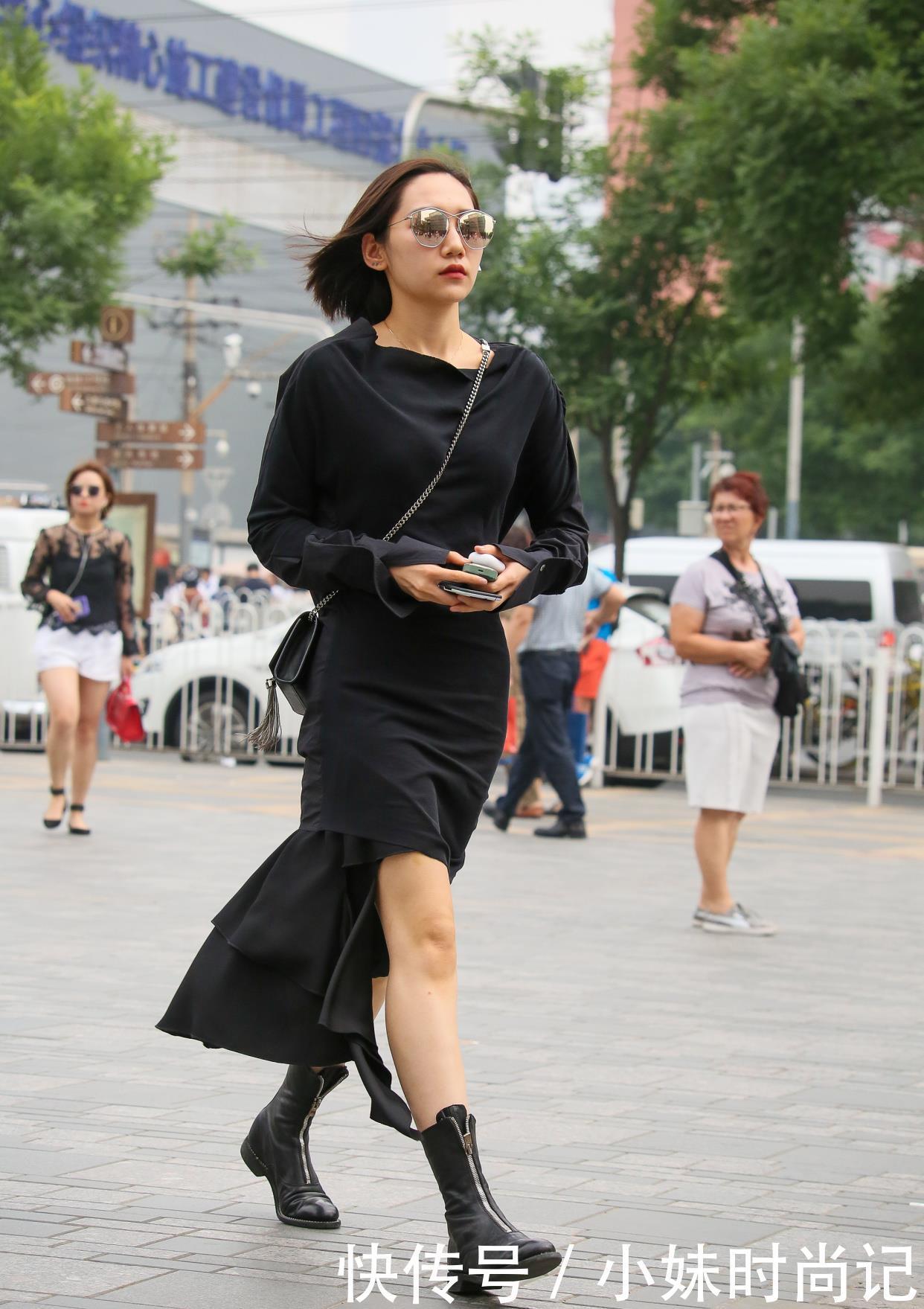 时尚穿搭:黑色长袖连衣裙,搭配马丁靴,保暖又时尚