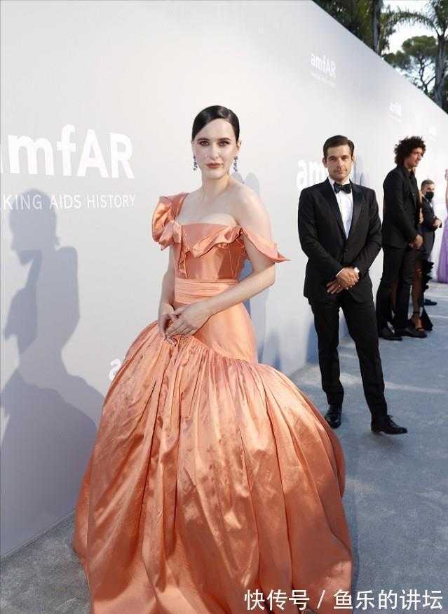 礼裙|甜美穿搭怎么能少了荷叶裙?穿荷叶裙青春减龄,太有魅力