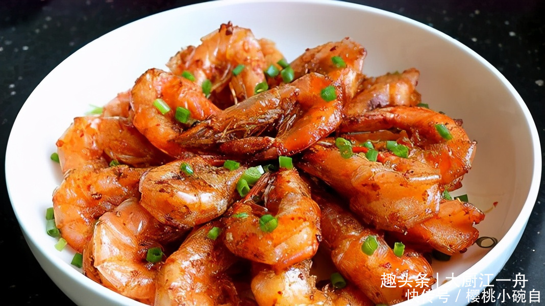 过年时做白灼大虾,先下锅就错啦,难怪虾肉发腥发柴,这样做才对