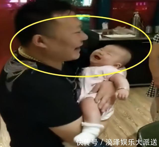猪八戒|爸爸和舅舅抢着抱新生儿火了,画面太喜感,像极了猪八戒看人参果