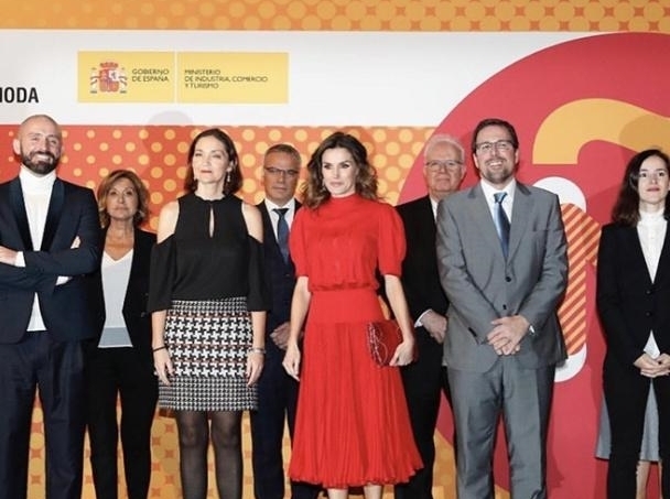 西班牙王后3穿4年前红裙,换掉浓妆散开头发太气质,更具王室风范