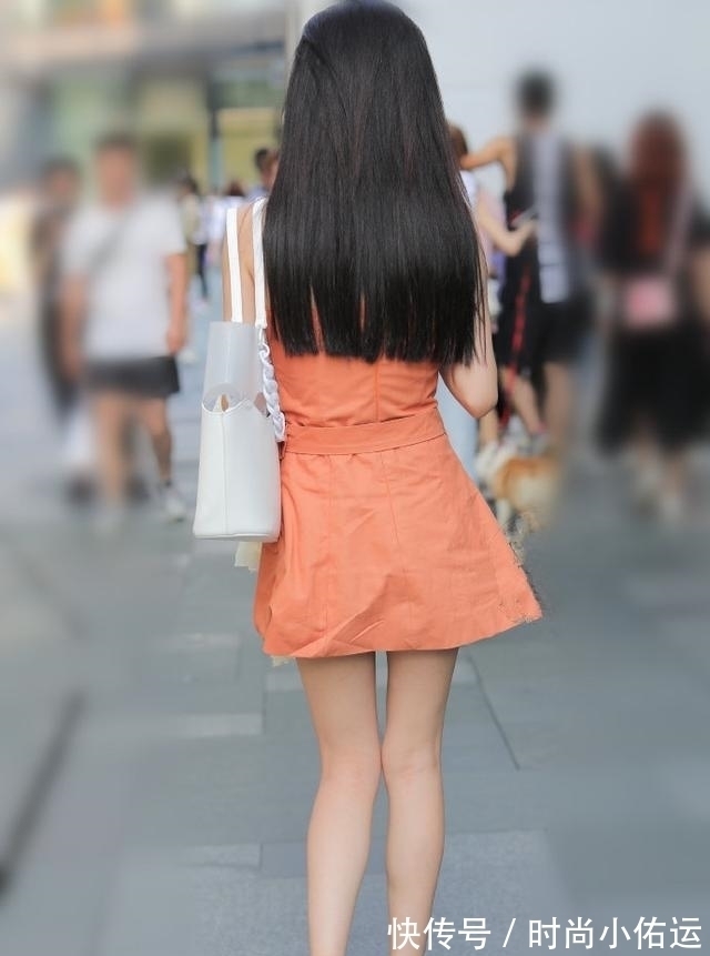 高跟鞋 人长得好看也就算,穿搭还这么有个性,撩头发的侧颜太“迷人”!