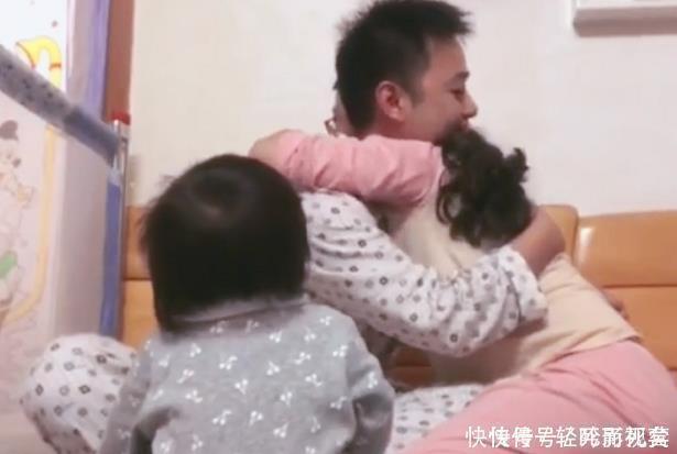 宝妈|“万人迷奶爸”带娃走红,奶爸拥抱妈妈的那一刻,宝宝反应绝了