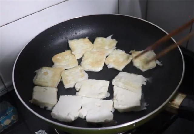 豆腐别再炒着吃,教你一个更好吃的家常做法,吃完还想吃