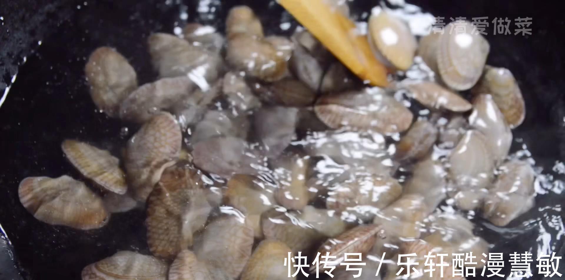 炒花蛤,别只会直接下锅焯水了,教你一招,花蛤干净又过瘾
