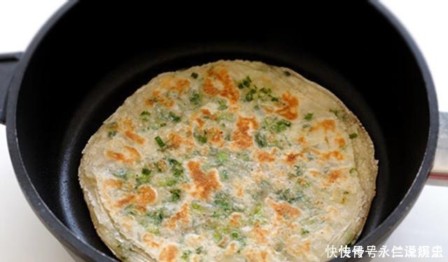 葱油饼新吃法,不用揉面,不用烫面,外酥里嫩,放凉了也不会硬