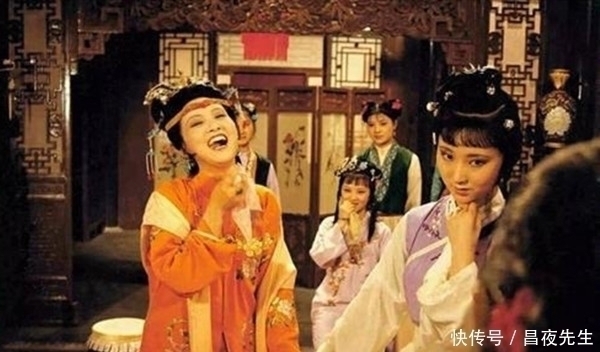 薛家#王熙凤敢随意调侃林黛玉,为何从不开宝钗玩笑:这才是棋逢对手