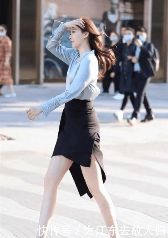 美女如“出水芙蓉”,一身“拼接裙”亮相,让路人看得直眼