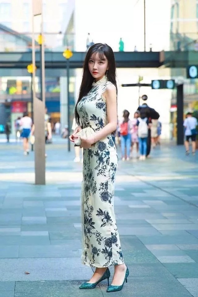 牛仔裤|街拍:肤如凝脂的美女,身穿白色背心配浅色牛仔裤,青春靓丽气质