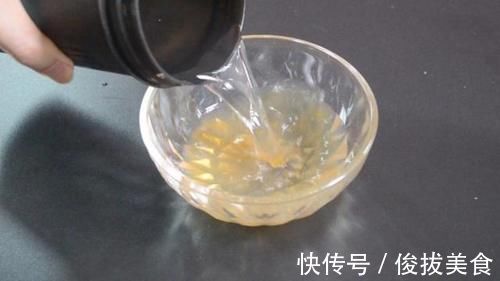 藿香正气水和白醋加在一起，作用太棒了，一年能省下不少钱，真棒