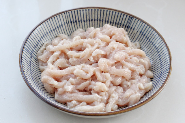 减肥期|水煮鸡胸食同嚼蜡,搭配芦笋一起炒,脆嫩低脂营养均衡,好吃不胖