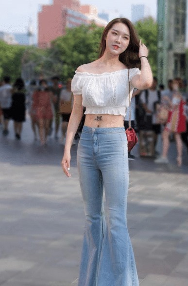 贵妇|为了彰显贵妇的气质,把“小船”当鞋穿,美女够自信的