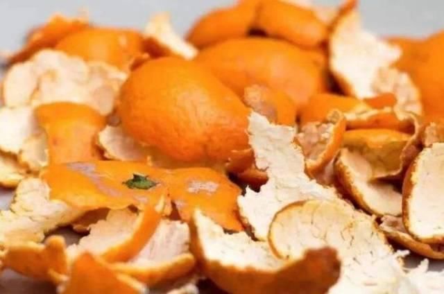 吃剩下的橘子皮一个别丢，放家里有作用，省钱又实用，方法真棒