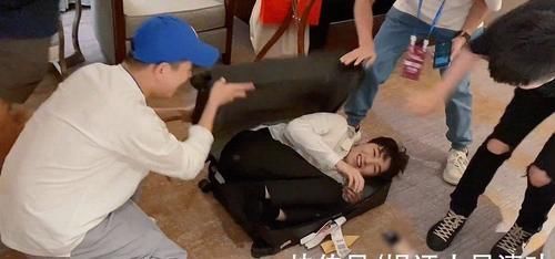 王源給群星分月餅卻忘了關曉彤，網友調侃他跟劉星學的分月餅