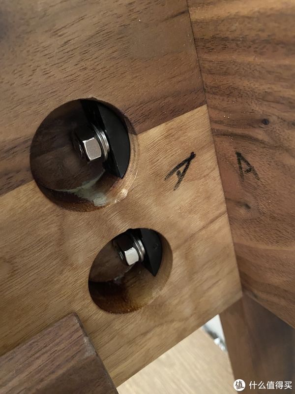 装修|实木盲盒:黑胡桃床和床头柜