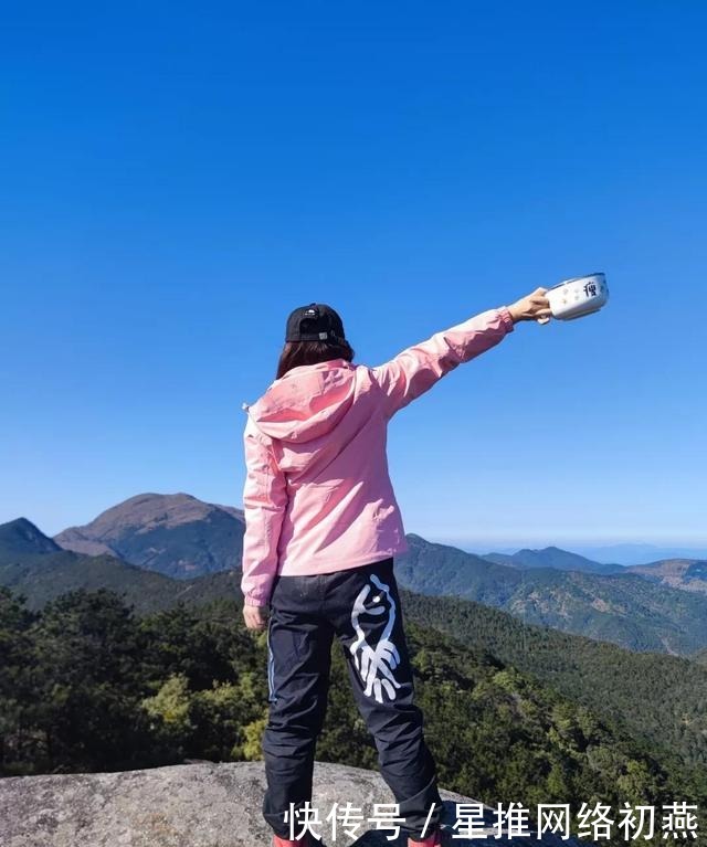 仙游石剑山，山顶一巨石形似利剑，有点霸气