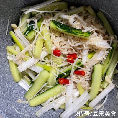 凉拌黄瓜|凉拌黄瓜金针菇～我家吃了十年，竟然还没吃腻