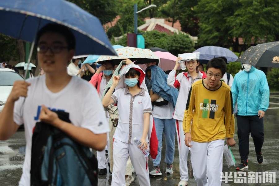 家长|考完正逢大雨，家长老师共造“避雨通道”