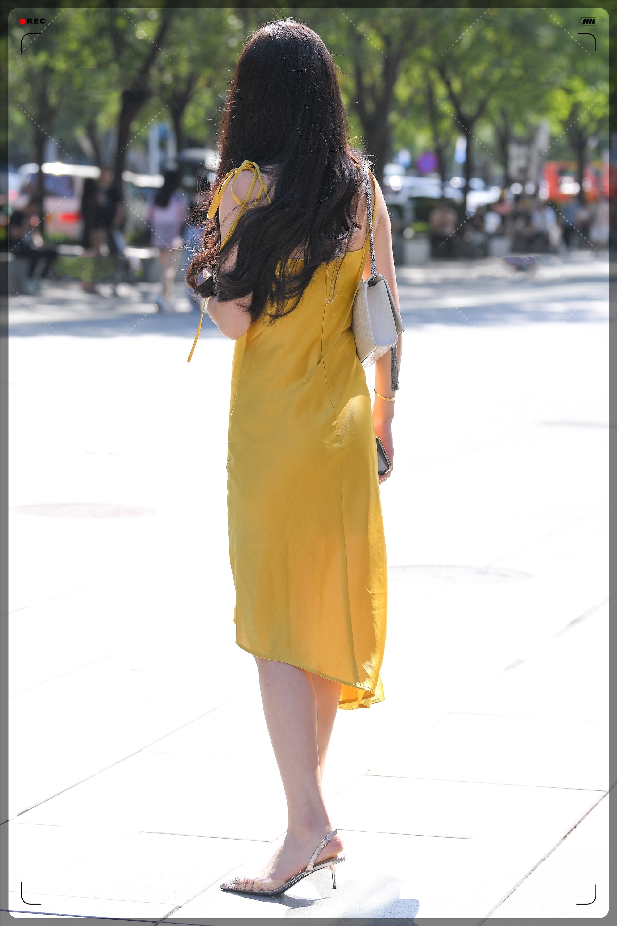 高贵|街拍美女:明黄色连衣裙,气质高贵,优雅迷人