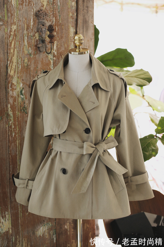 风衣|纯手工水洗棉面料的风衣,与深色的牛仔裤搭配显得英气十足